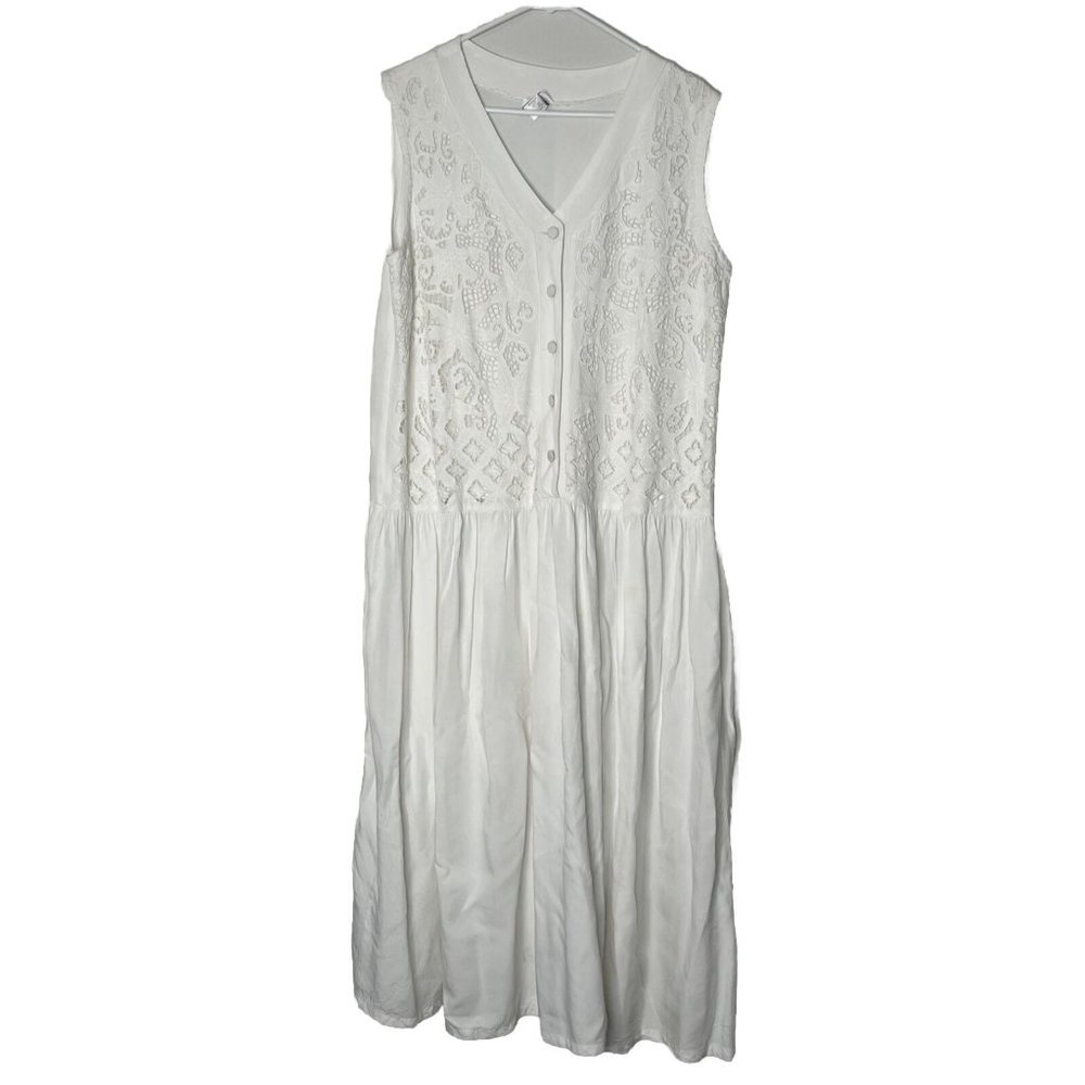 Halsey Collection Dress Womans White Laser Cut Lace No Sleeve V-Neck Buttons